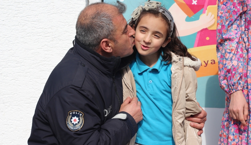 ozel-cocuklardan-polis-teskilatina-duygu-yuklu-tablosdnszxjfmv