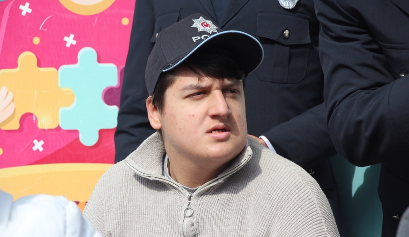 ozel-cocuklardan-polis-teskilatina-duygu-yuklu-tablosdnszxjfmv