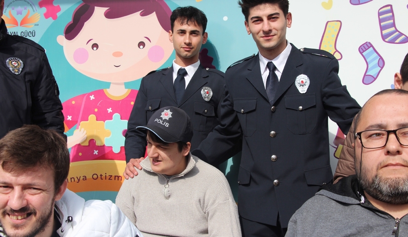 ozel-cocuklardan-polis-teskilatina-duygu-yuklu-tablosdnszxjfmv