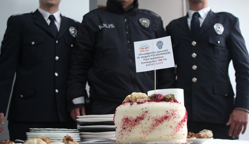 ozel-cocuklardan-polis-teskilatina-duygu-yuklu-tablosdnszxjfmv