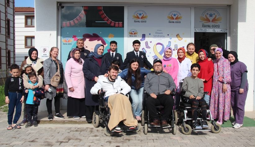 ozel-cocuklardan-polis-teskilatina-duygu-yuklu-tablosdnszxjfmv