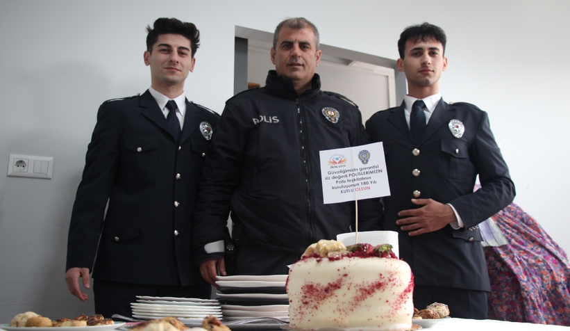 ozel-cocuklardan-polis-teskilatina-duygu-yuklu-tablosdnszxjfmv