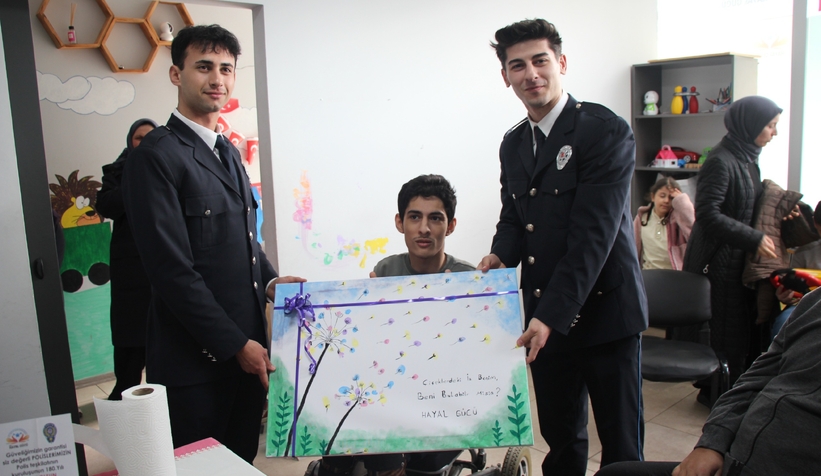 ozel-cocuklardan-polis-teskilatina-duygu-yuklu-tablosdnszxjfmv