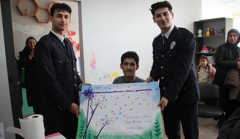 ozel-cocuklardan-polis-teskilatina-duygu-yuklu-tablosdnszxjfmv
