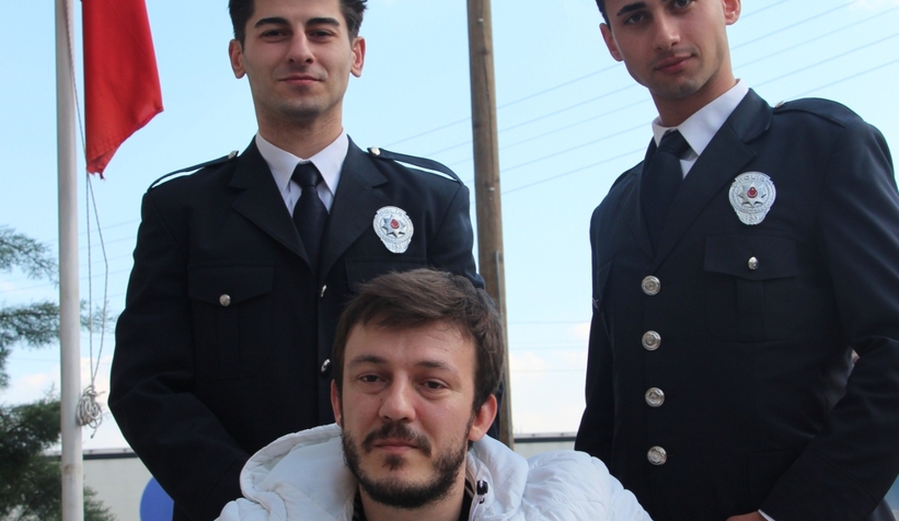 ozel-cocuklardan-polis-teskilatina-duygu-yuklu-tablosdnszxjfmv