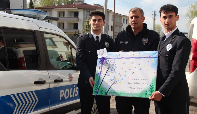 ozel-cocuklardan-polis-teskilatina-duygu-yuklu-tablosdnszxjfmv
