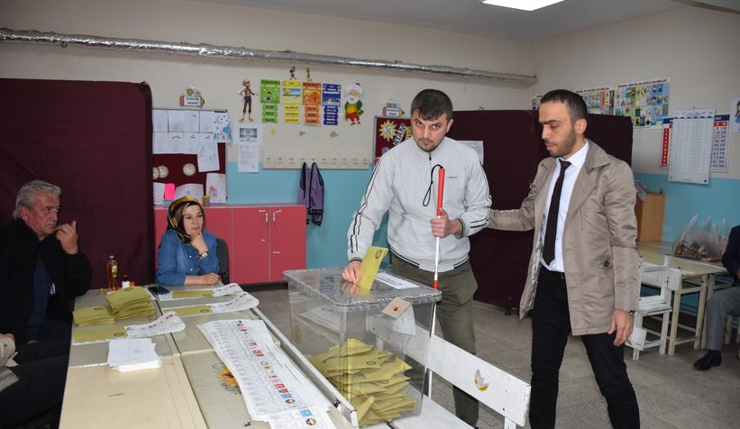 Özel pusulayla oy kullandı