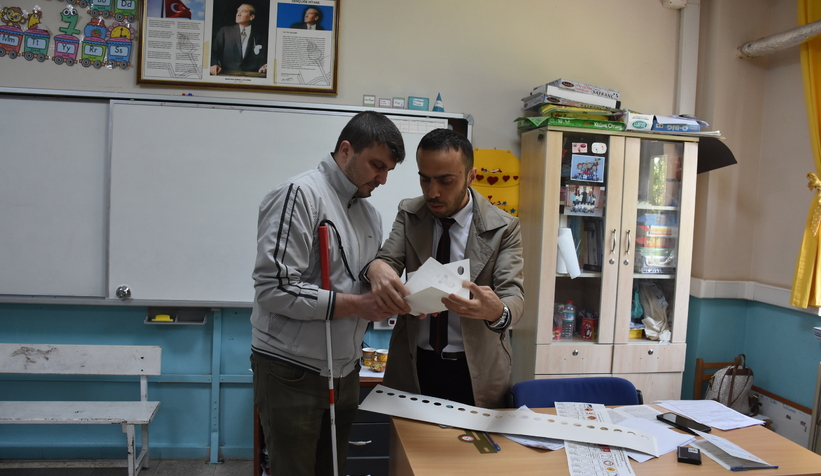 Özel pusulayla oy kullandı