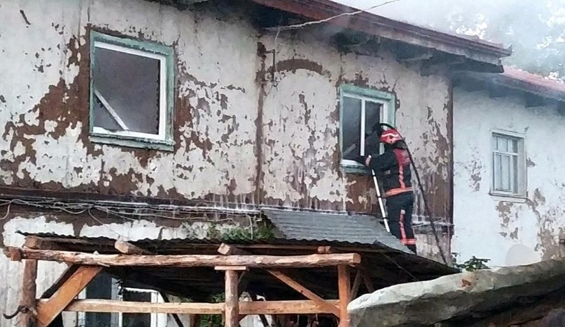 Pamukova'da ahşap ev yandı
