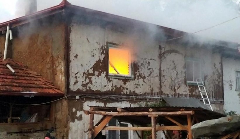 Pamukova'da ahşap ev yandı