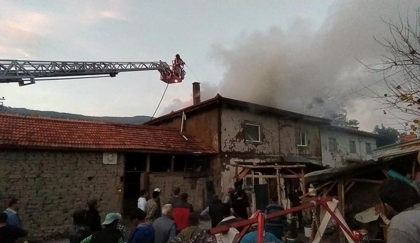 Pamukova'da ahşap ev yandı