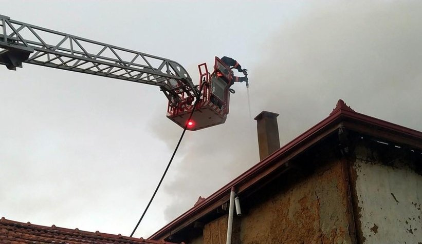 Pamukova'da ahşap ev yandı