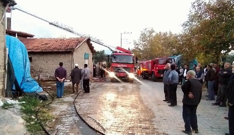 Pamukova'da ahşap ev yandı
