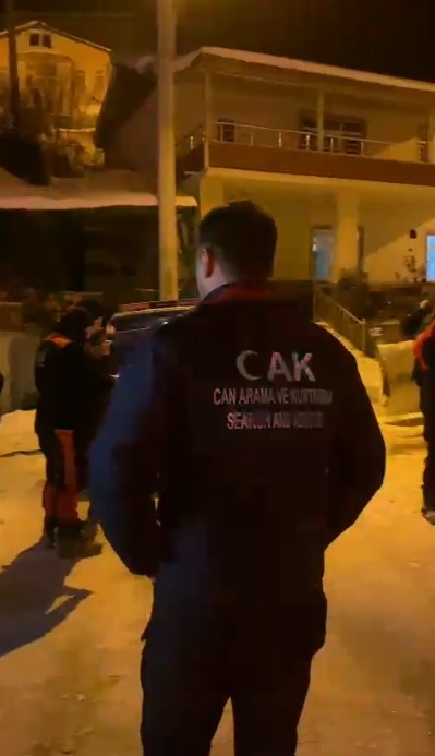 pamukova-da-yaylada-mahsur-kalan-kcilar-kurtarildir01vvwpocx
