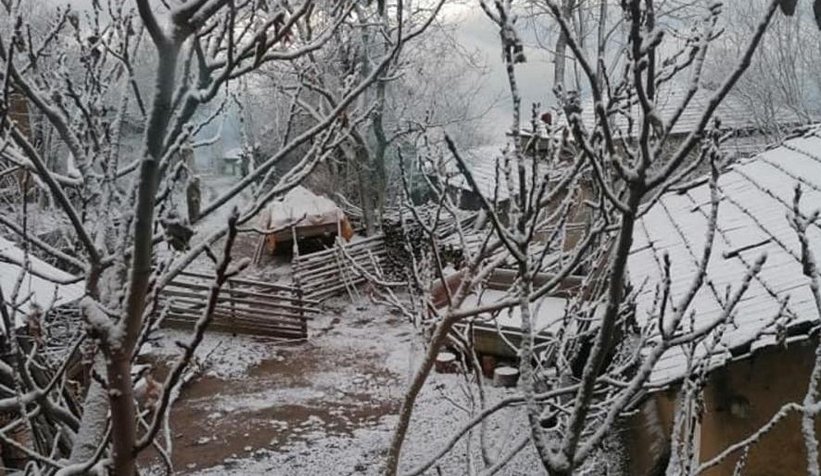 Pamukova'nın yüksek kesimleri beyaza büründü