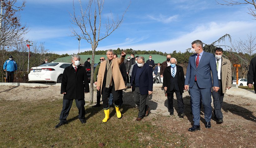 Pamukova’da çilek fideleri toprakla buluşuyor