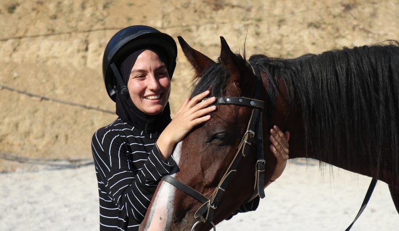 Pandemi sürecinde ata binmek terapi sağlıyor