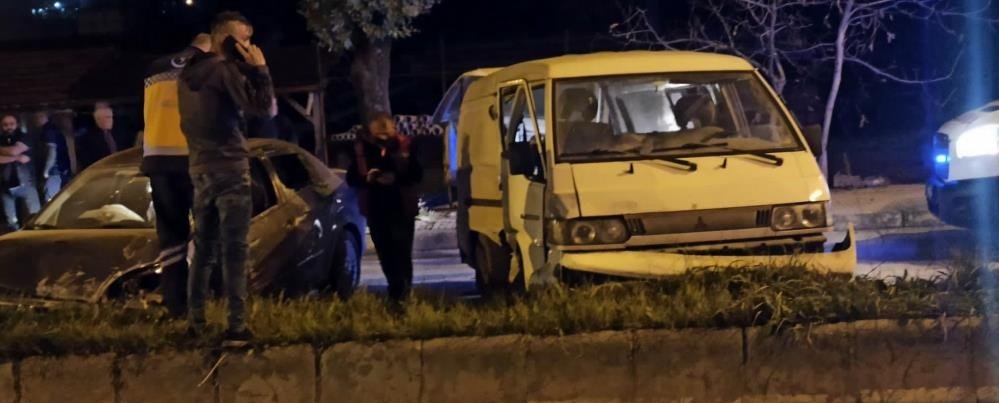 Panelvan ile otomobil çarpıştı: 2 yaralı