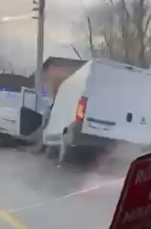 panelvan-minibus-otomobil-ile-carpisti-3-yaralindzvr0uztf