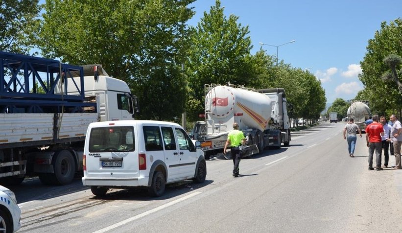 Panelvan, tıra arkadan çarptı: 2 yaralı