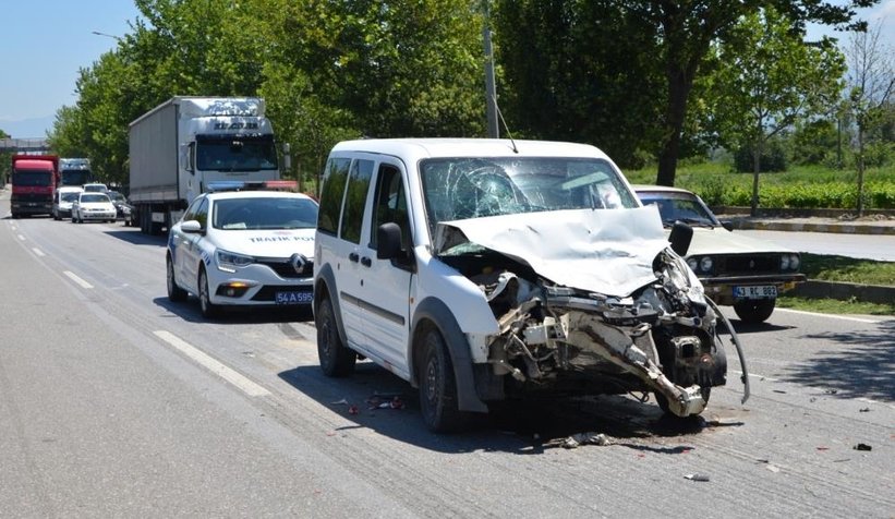 Panelvan, tıra arkadan çarptı: 2 yaralı