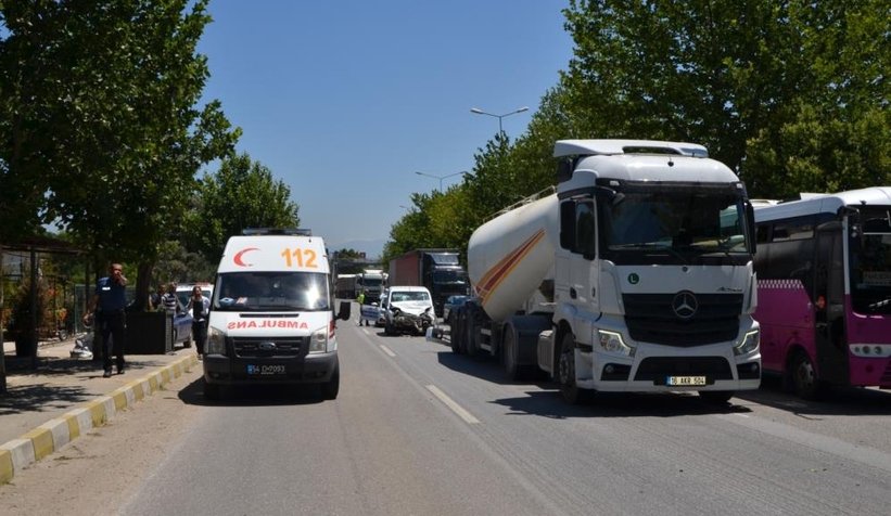 Panelvan, tıra arkadan çarptı: 2 yaralı