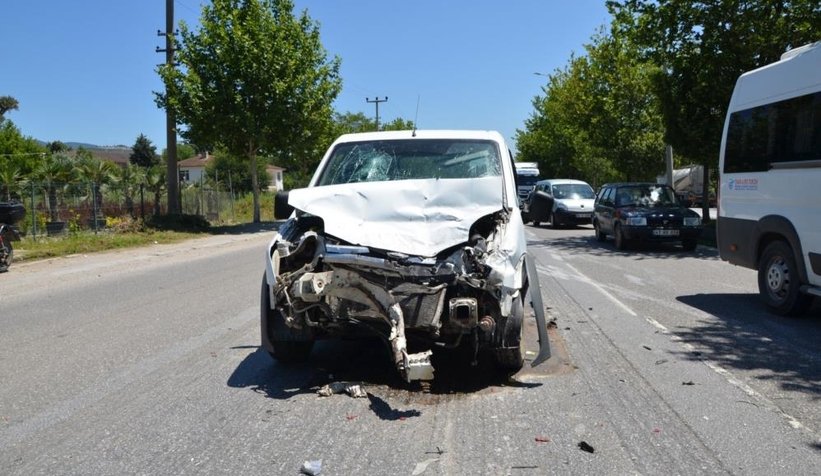 Panelvan, tıra arkadan çarptı: 2 yaralı