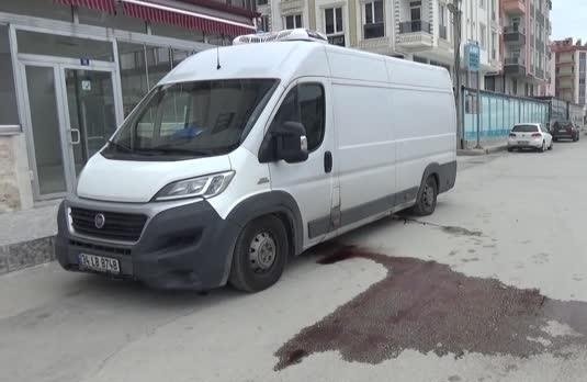 Panelvandan sızan kan polisi alarma geçirdi