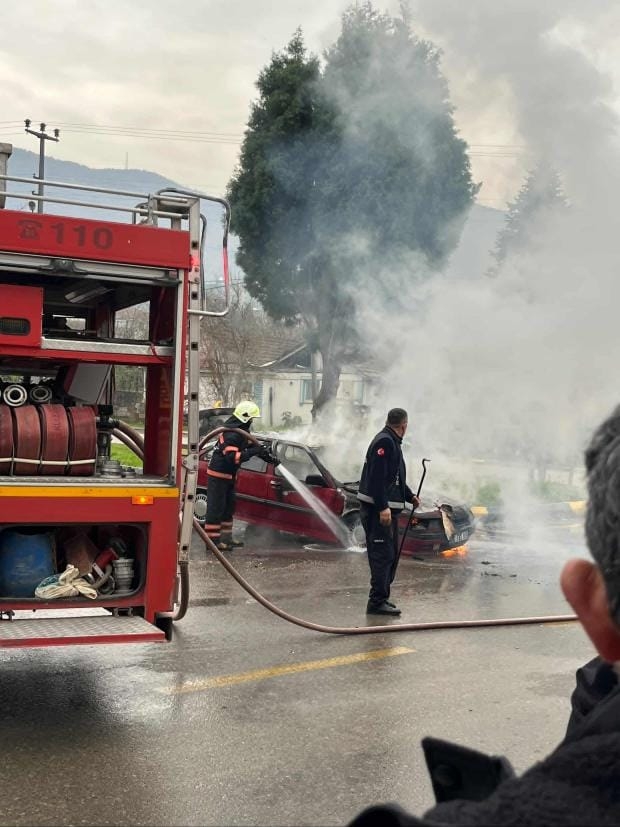 panik-anlari-otomobil-alevler-icinde-kaldiow5gdxrkqw