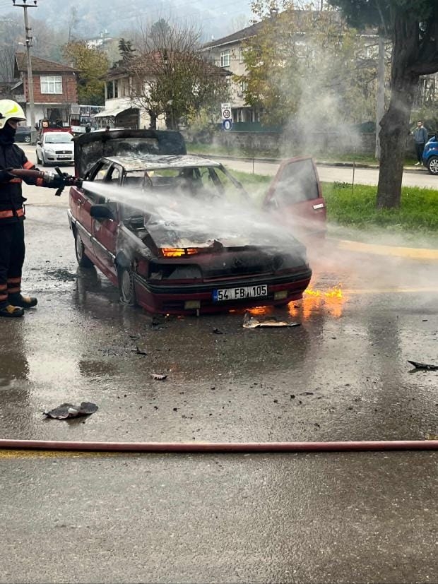 panik-anlari-otomobil-alevler-icinde-kaldiow5gdxrkqw