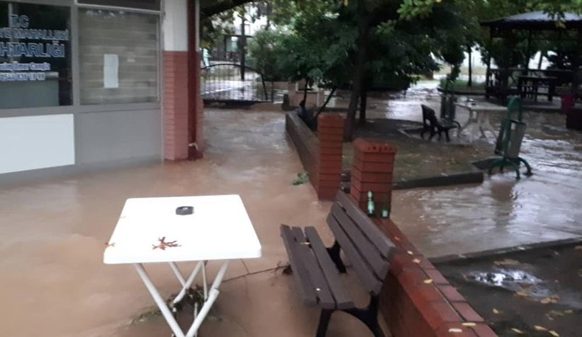 Pansiyonun çatısı uçtu, dükkanlar suyla doldu