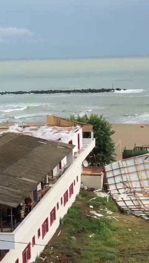 Pansiyonun çatısı uçtu, dükkanlar suyla doldu