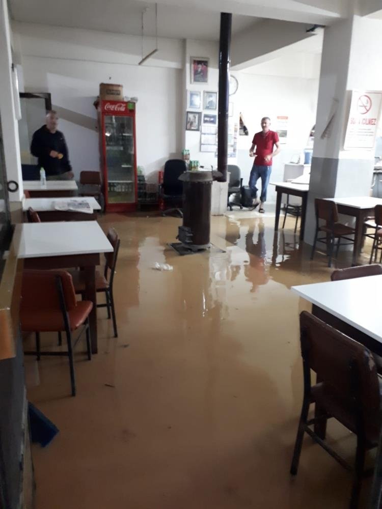 Pansiyonun çatısı uçtu, dükkanlar suyla doldu