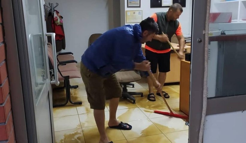 Pansiyonun çatısı uçtu, dükkanlar suyla doldu