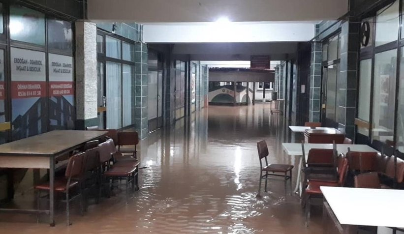 Pansiyonun çatısı uçtu, dükkanlar suyla doldu