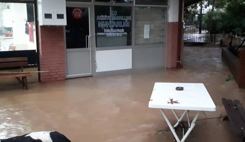 Pansiyonun çatısı uçtu, dükkanlar suyla doldu