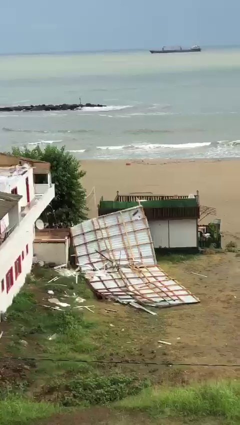 Pansiyonun çatısı uçtu, dükkanlar suyla doldu