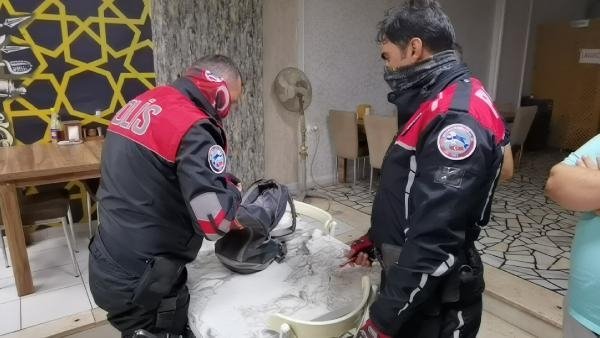 Para dolu çantayı restoranda unuttu