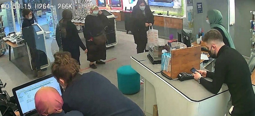 Para dolu cüzdanını mağazada unuttu