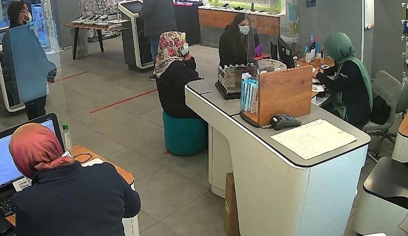 Para dolu cüzdanını mağazada unuttu