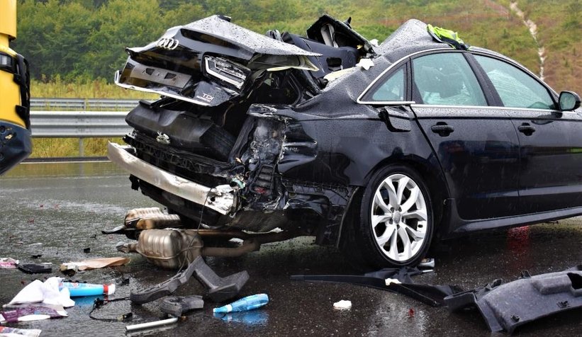 Paramparça olan otomobilde can verdi