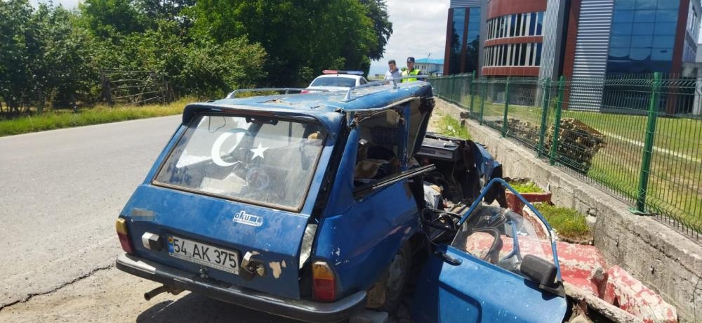 Paramparça olan otomobildeki 2 kişi yaralandı