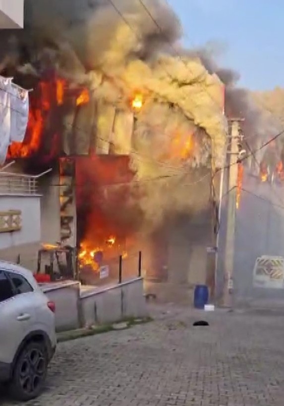 parfum-dolum-fabrikasinda-yangin-6-olunmu3bduzbt