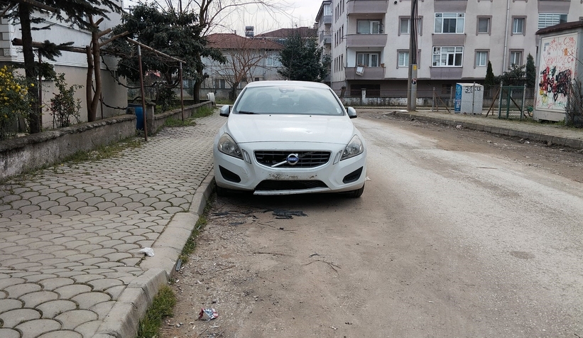 park-halindeki-araca-carpip-kactin1doykzdsw