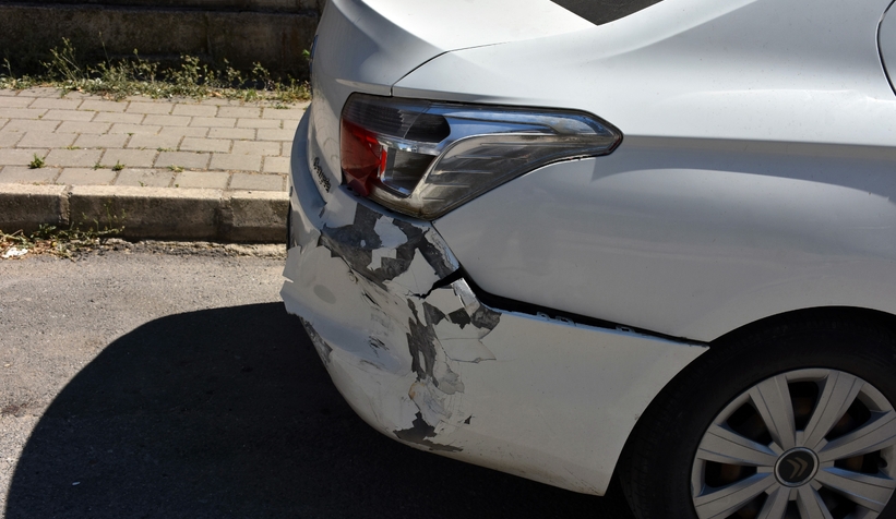 Park halindeki araca çarpıp kaçtı