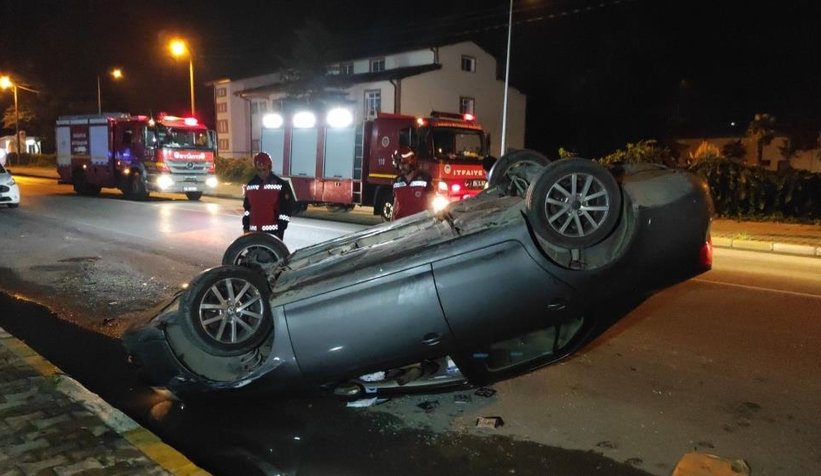 Park halindeki araca çarpıp takla attı