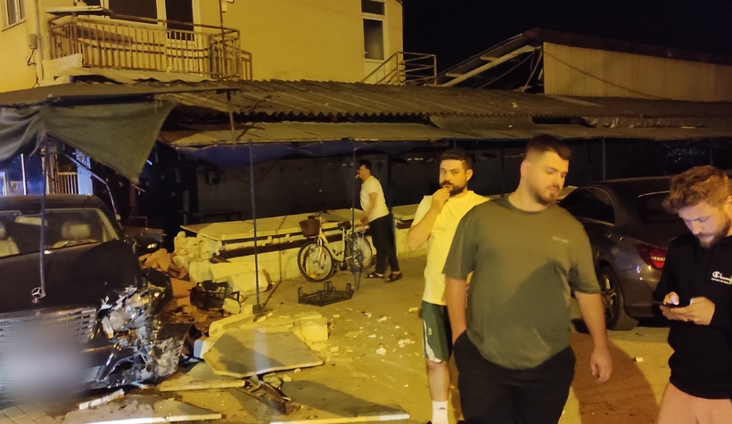 park-halindeki-araca-ve-balikci-tezgahlarina-carpticndvbmfimx