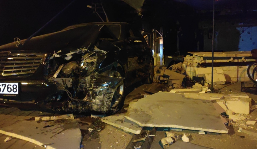 park-halindeki-araca-ve-balikci-tezgahlarina-carpticndvbmfimx