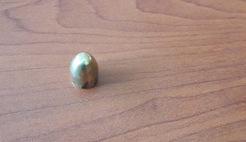 Park halindeki araca yorgun mermi isabet etti