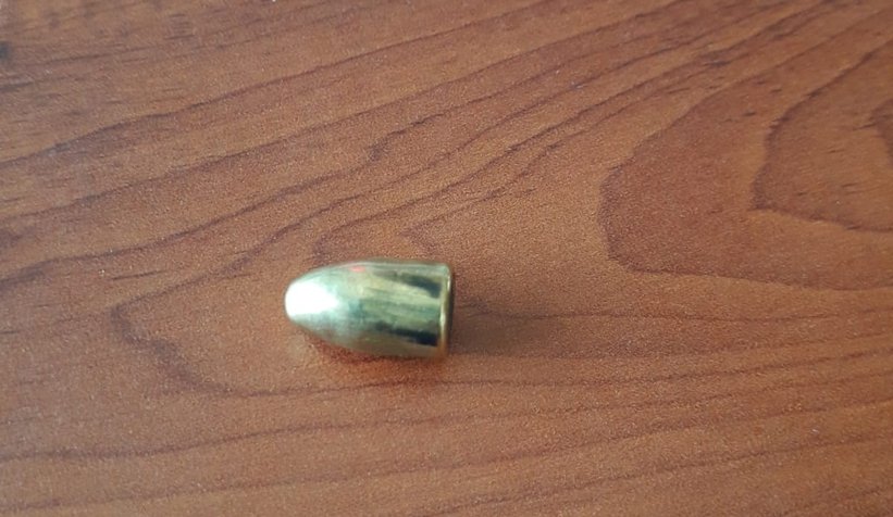 Park halindeki araca yorgun mermi isabet etti